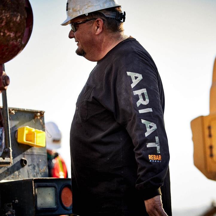 camiseta con gráfico fuerte de algodón con barras de refuerzo Ariat hombres marron oscuro tapas 044J697