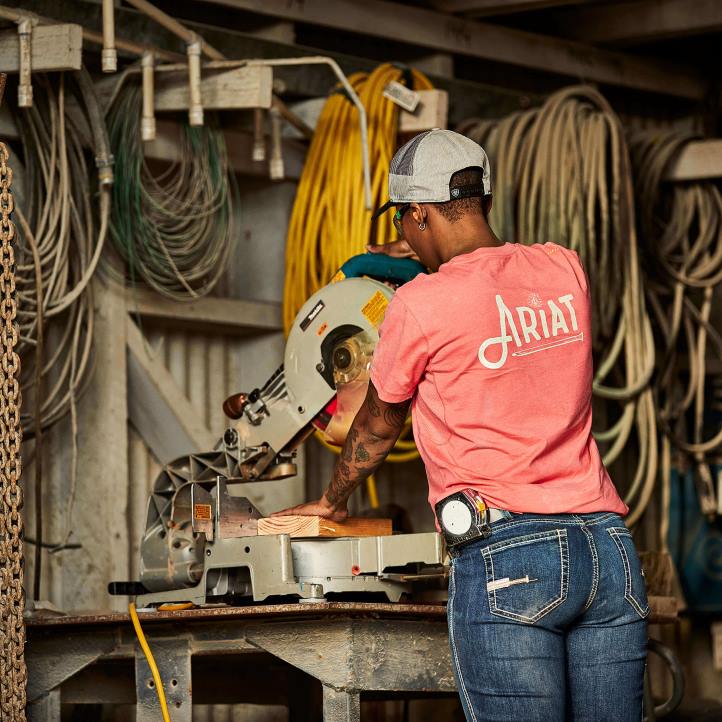 camiseta gráfica de trabajador de barras de refuerzo Ariat mujer baya del té tapas 044J3083